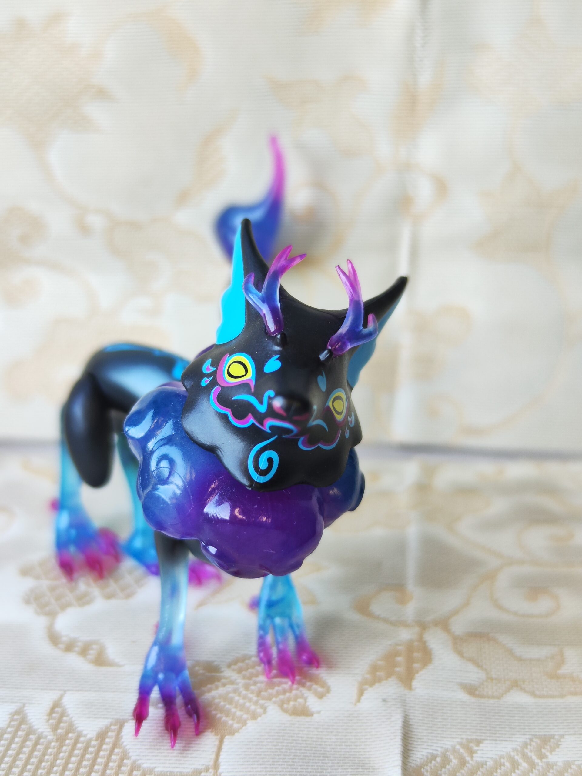 Figurine Gachapon "Shinju Beko – Les Dieux de l’Est" (神獣ベコたち 東の神々編 – Qualia) – Créature céleste noire – Image 2