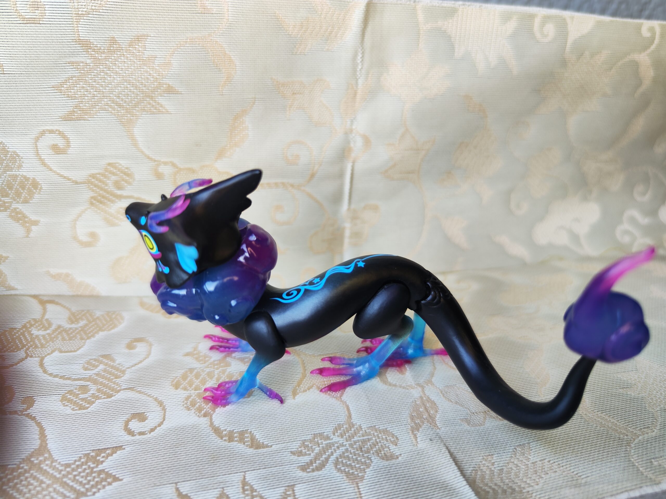 Figurine Gachapon "Shinju Beko – Les Dieux de l’Est" (神獣ベコたち 東の神々編 – Qualia) – Créature céleste noire – Image 3