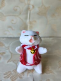 Figurine Gachapon – Chat/renard Blanc Porte-Bonheur avec Foulard Rouge