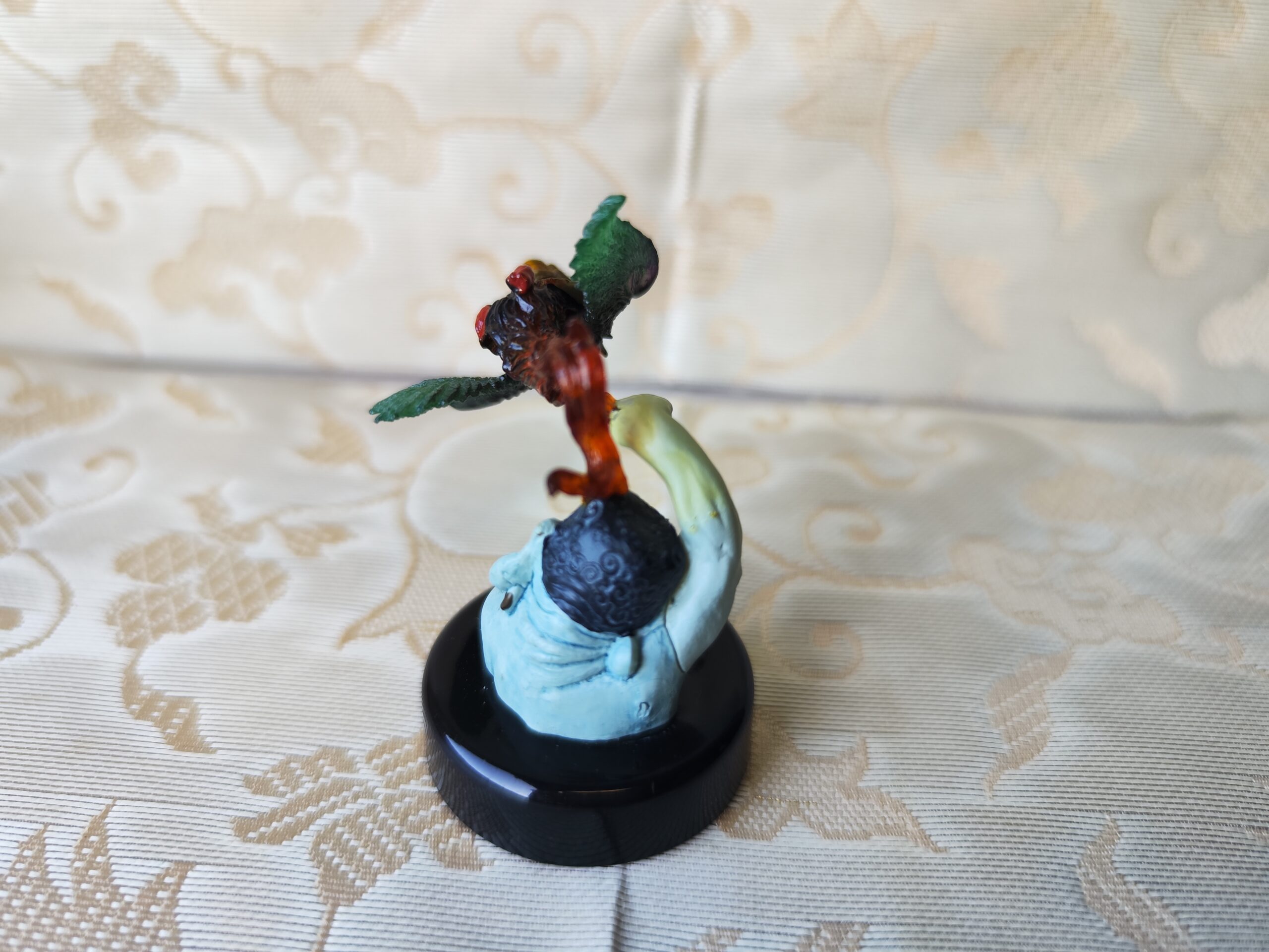 Figurine Gashapon : Créature fantastique bras levé – Image 4