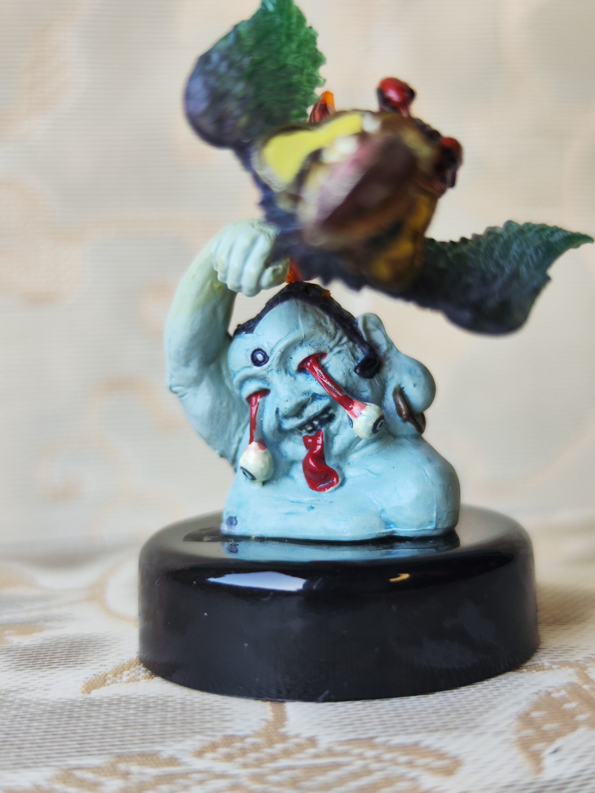 Figurine Gashapon : Créature fantastique bras levé