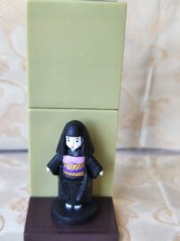 Figurine gashapon - poupée japonaise devant un paravent