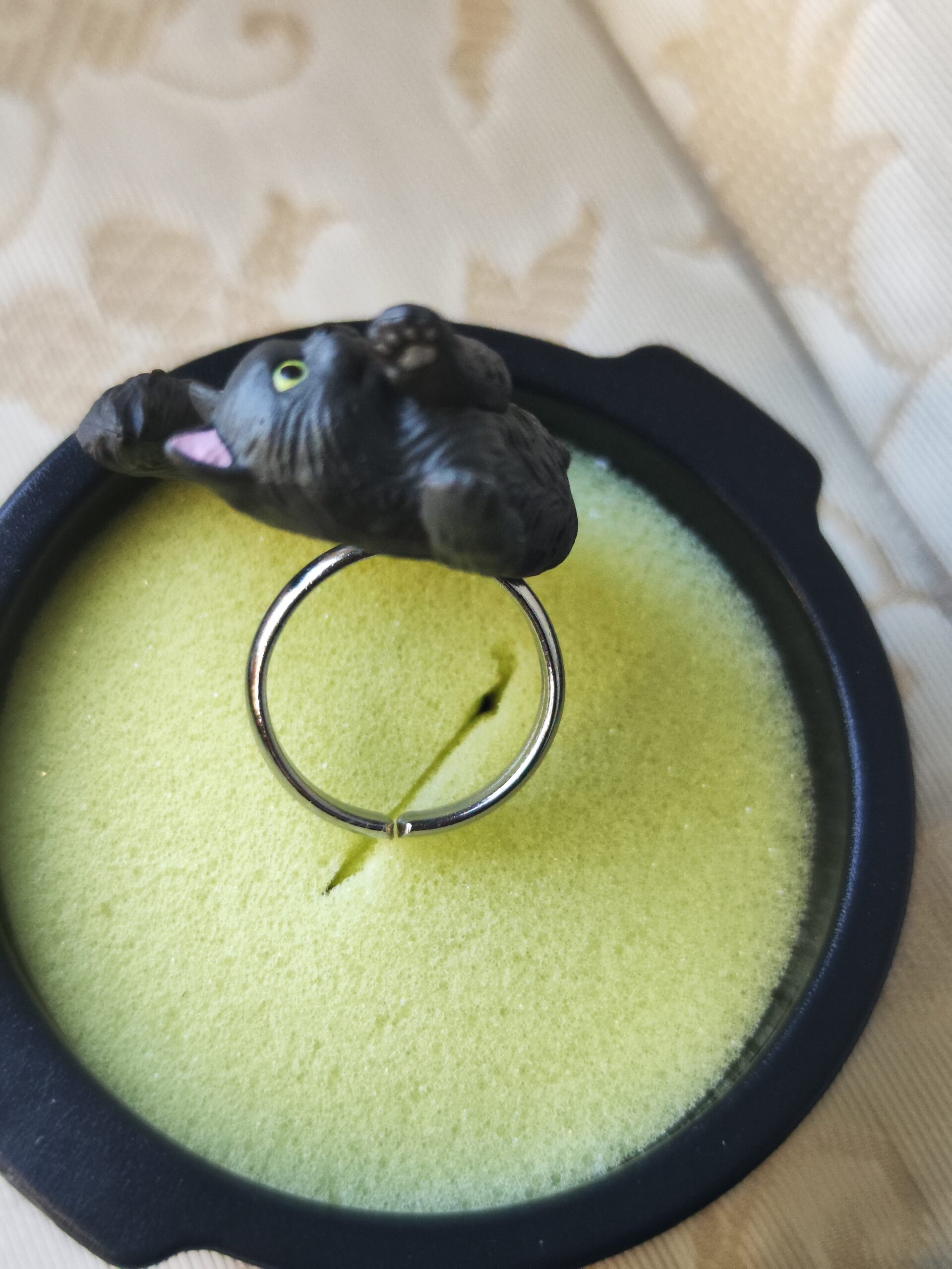 Bague chat noir dans bol japonais – Gachapon Ringcolle Nekonabe 2 – Image 2