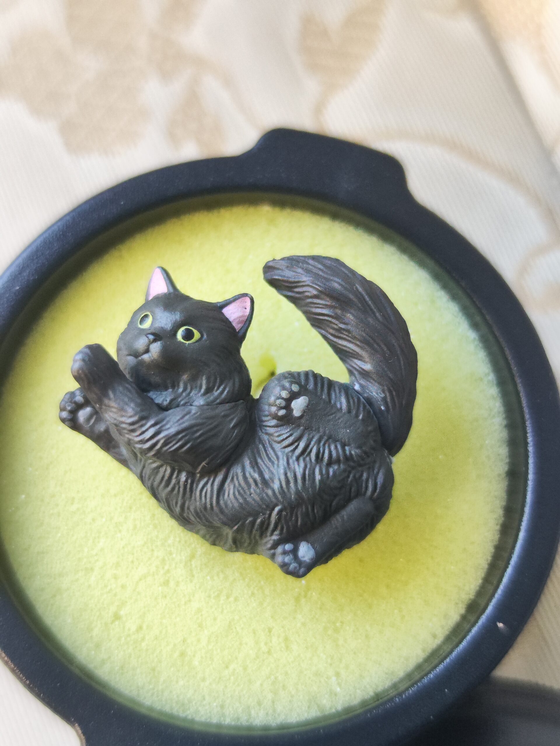 Bague chat noir dans bol japonais – Gachapon Ringcolle Nekonabe 2