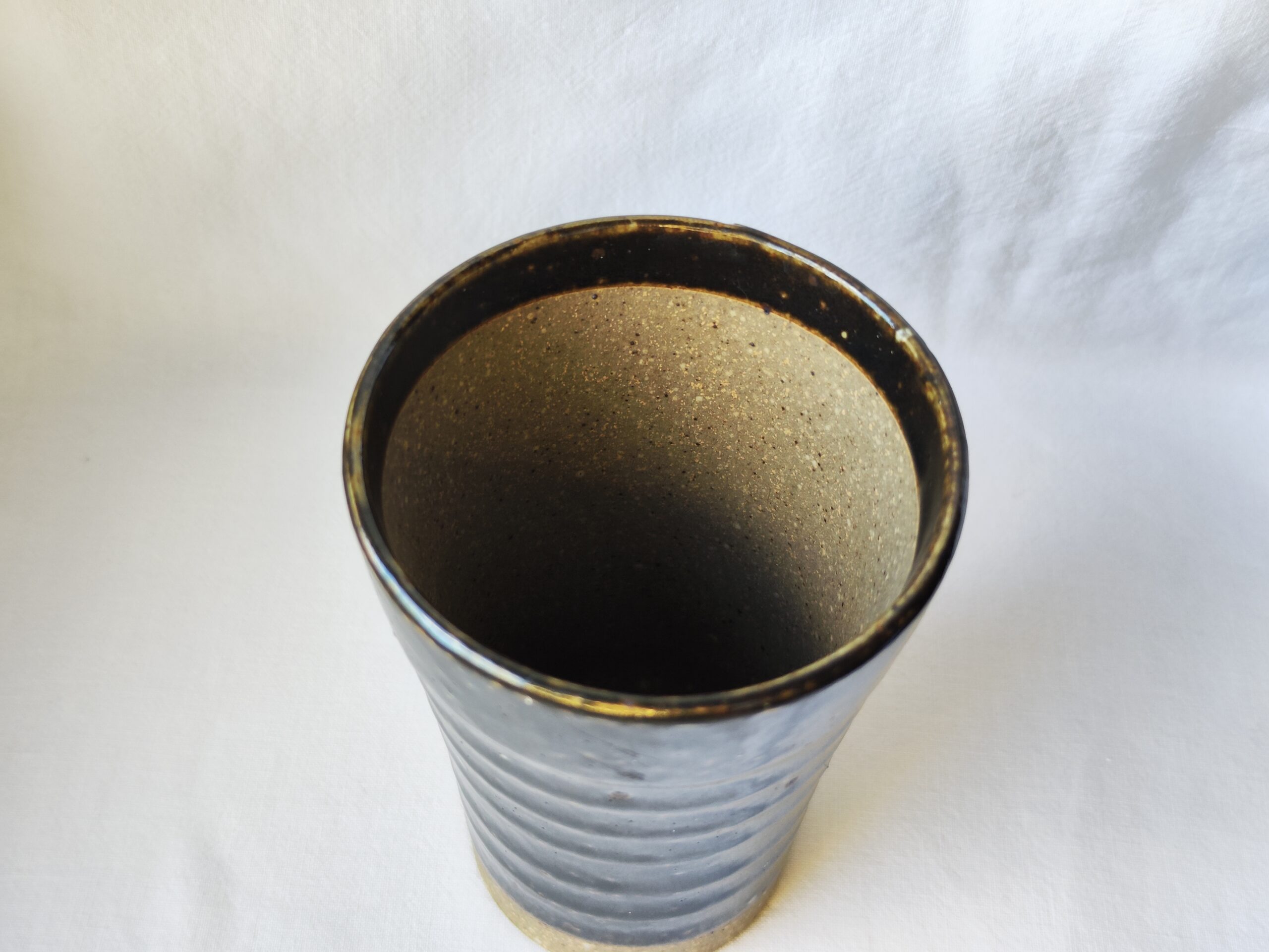 Verre artisanal en céramique – Finition brut noir-gris moucheté – Image 2