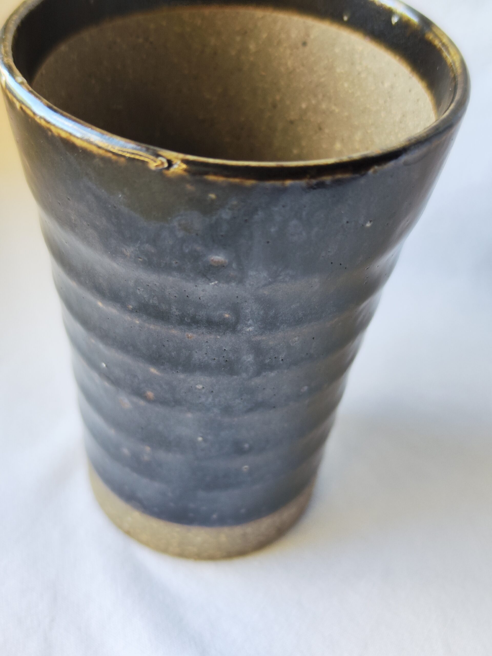 Verre artisanal en céramique – Finition brut noir-gris moucheté – Image 6