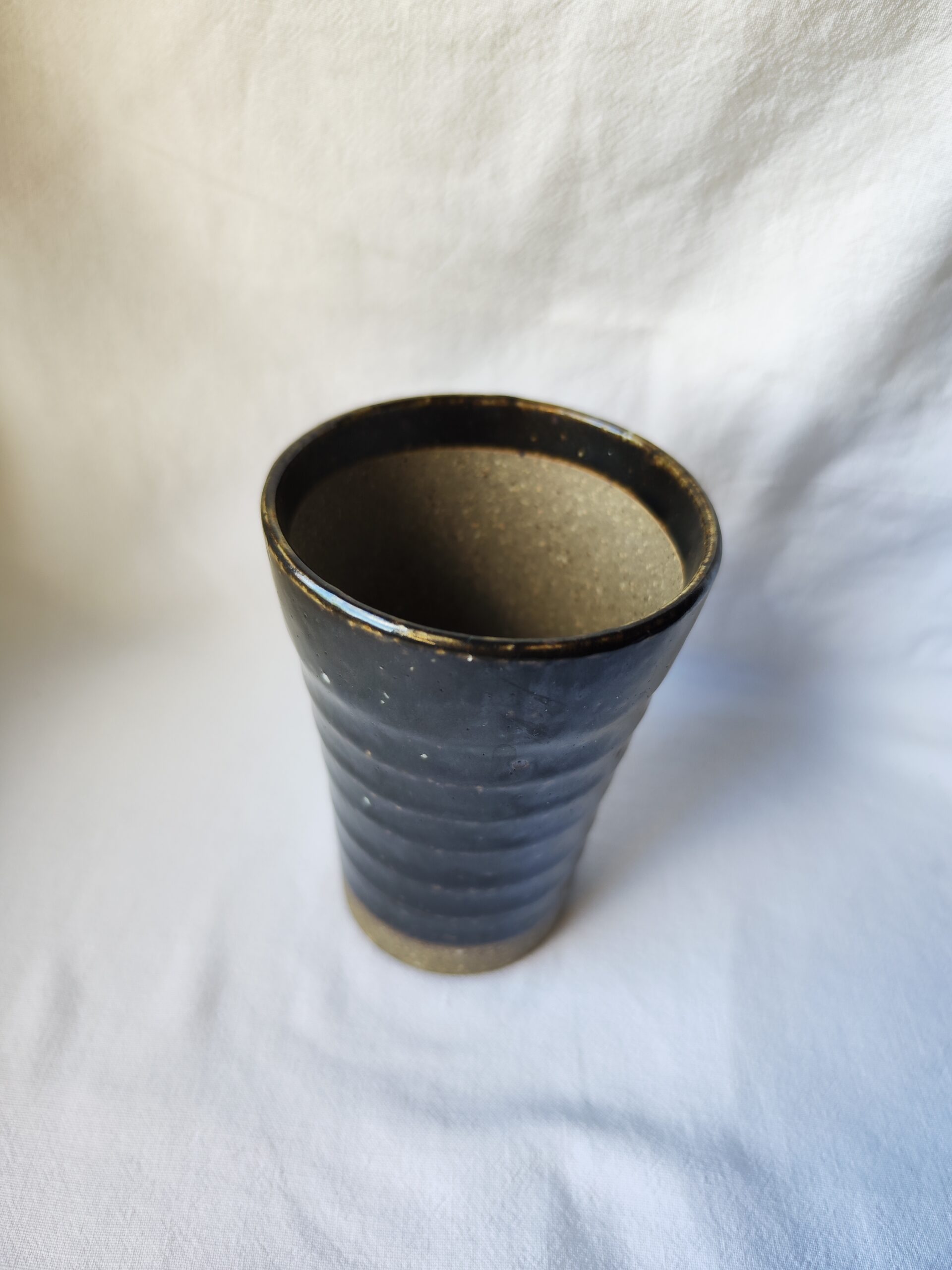 Verre artisanal en céramique – Finition brut noir-gris moucheté – Image 5