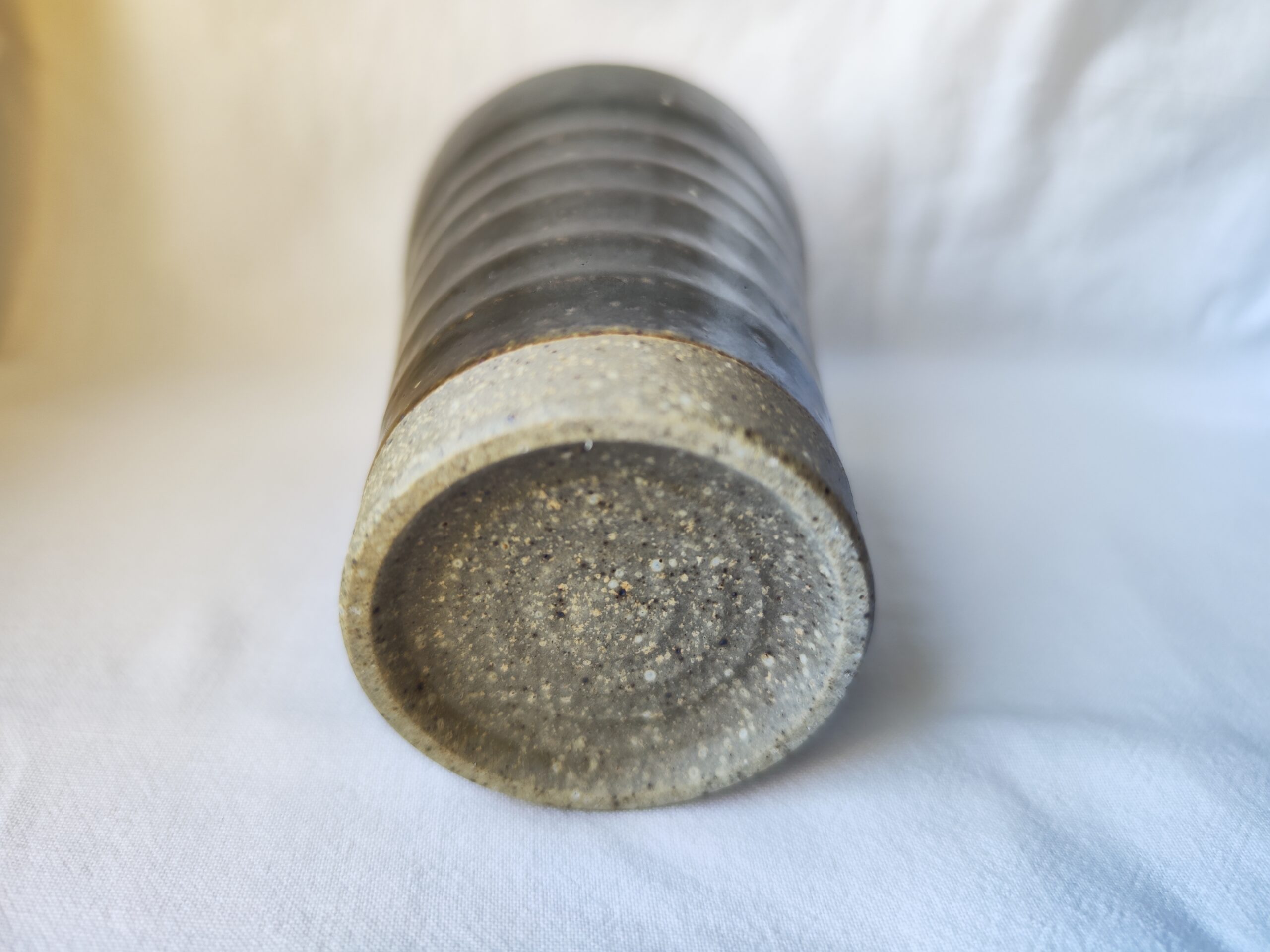 Verre artisanal en céramique – Finition brut noir-gris moucheté – Image 4