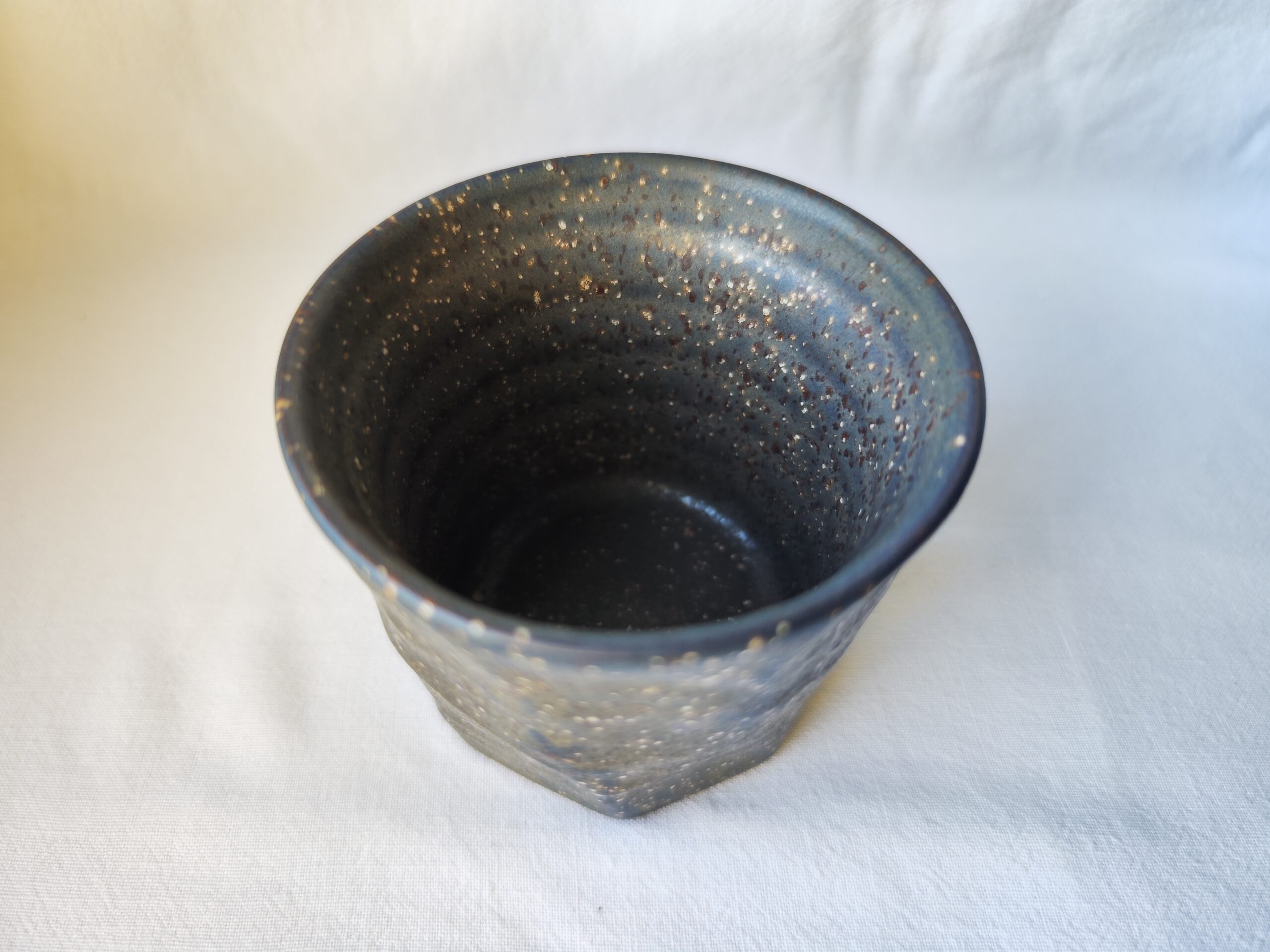 Tasse japonaise en céramique – Finition mouchetée gris-bleu – Image 2