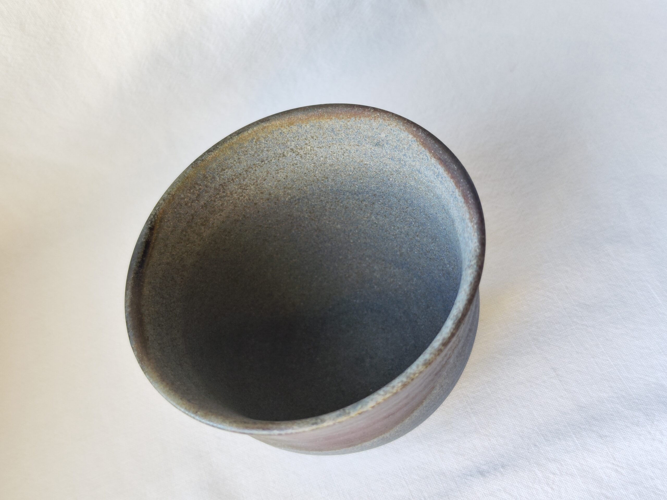 Tasse japonaise artisanal en céramique – Finition gris et brun – Image 2