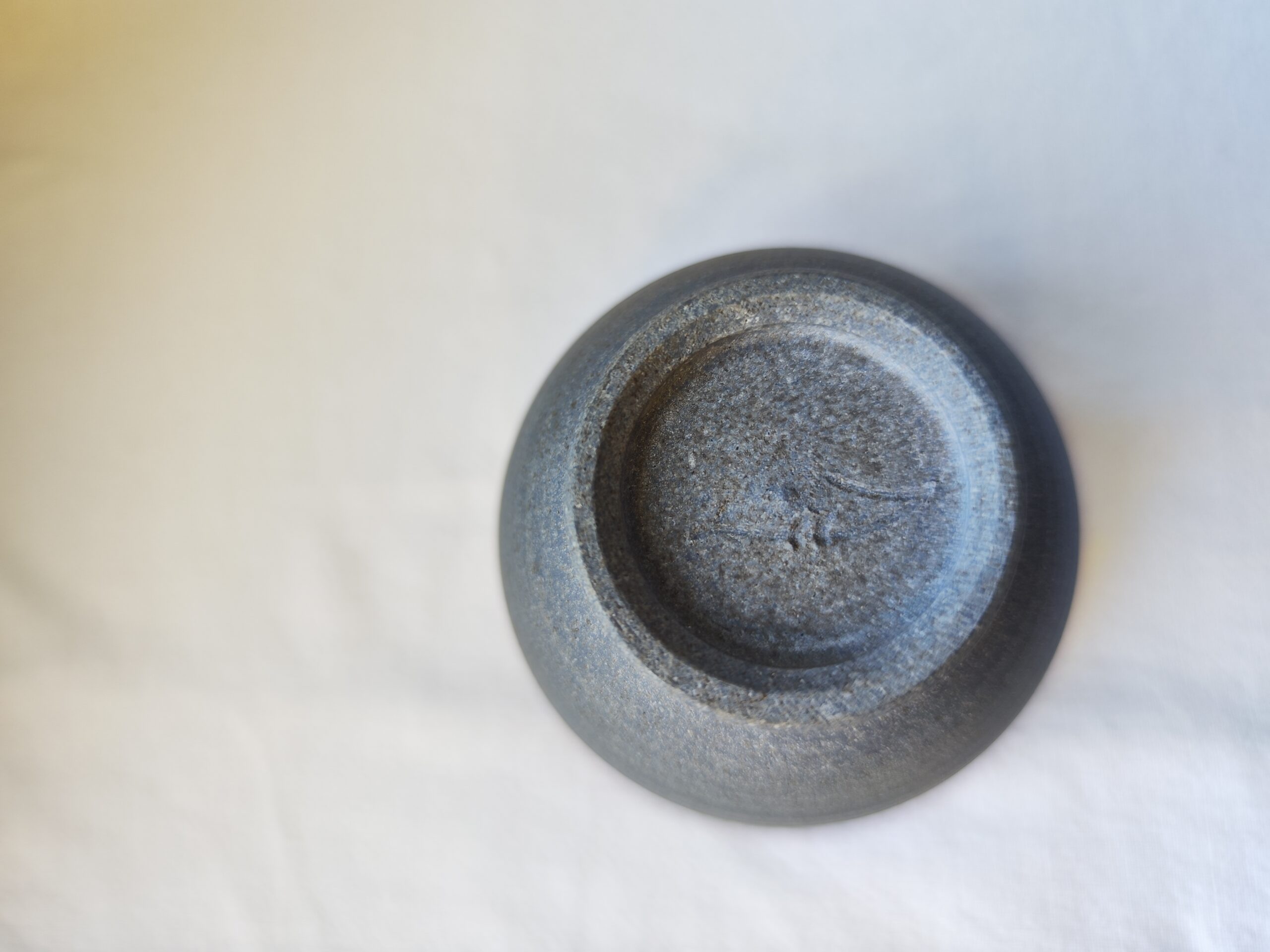 Tasse japonaise artisanal en céramique – Finition gris et brun – Image 3