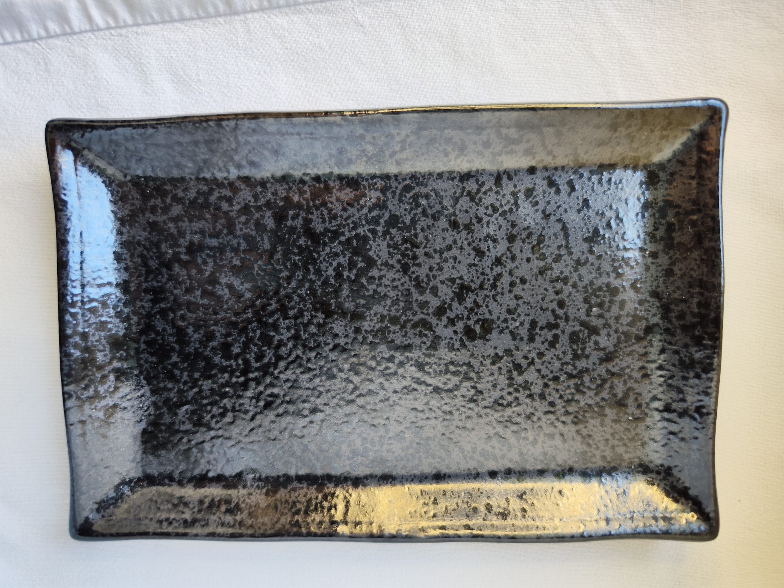 Plateau rectangulaire en céramique japonais – Finition noire mouchetée – Image 2