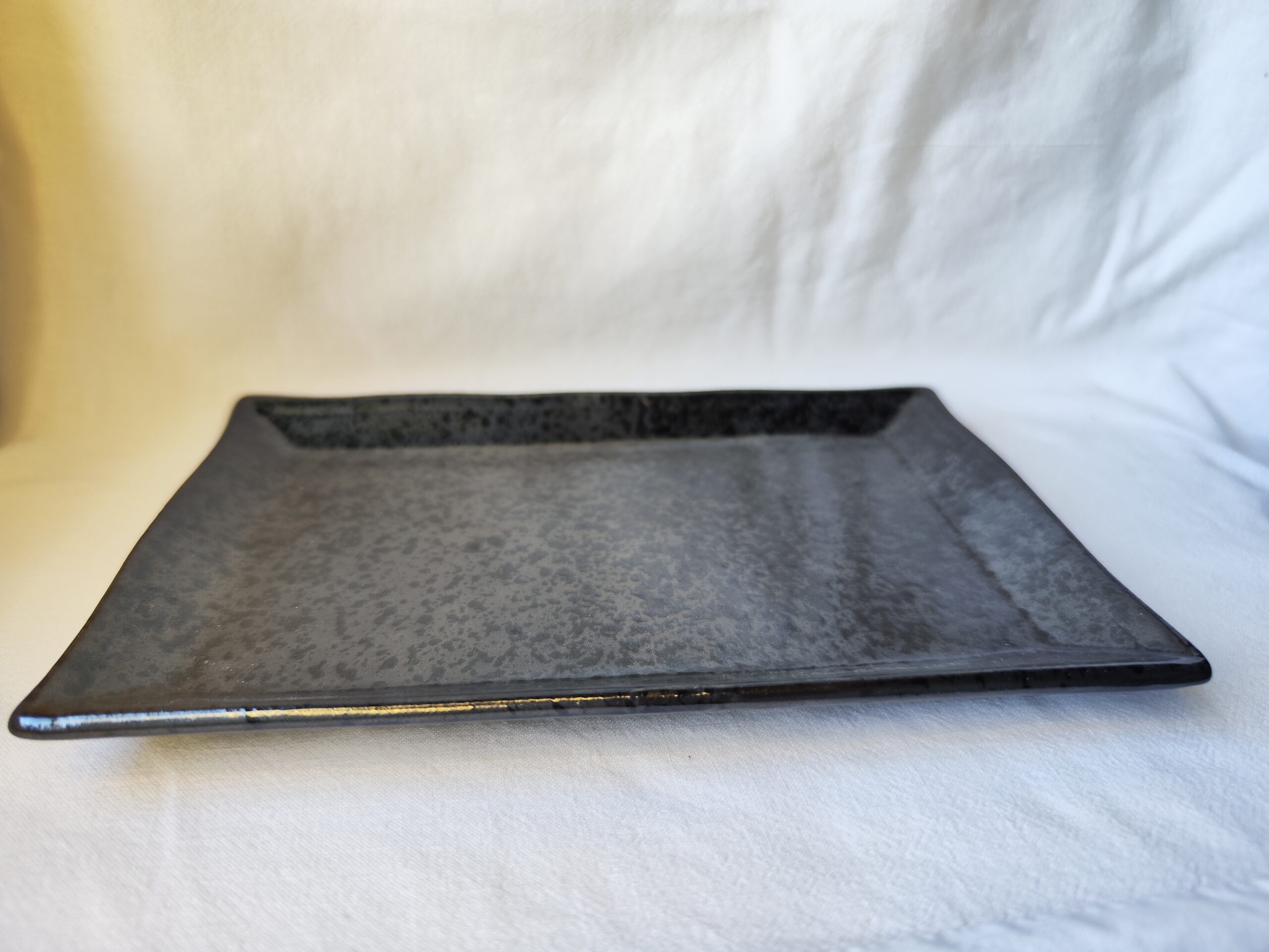 Plateau rectangulaire en céramique japonais – Finition noire mouchetée