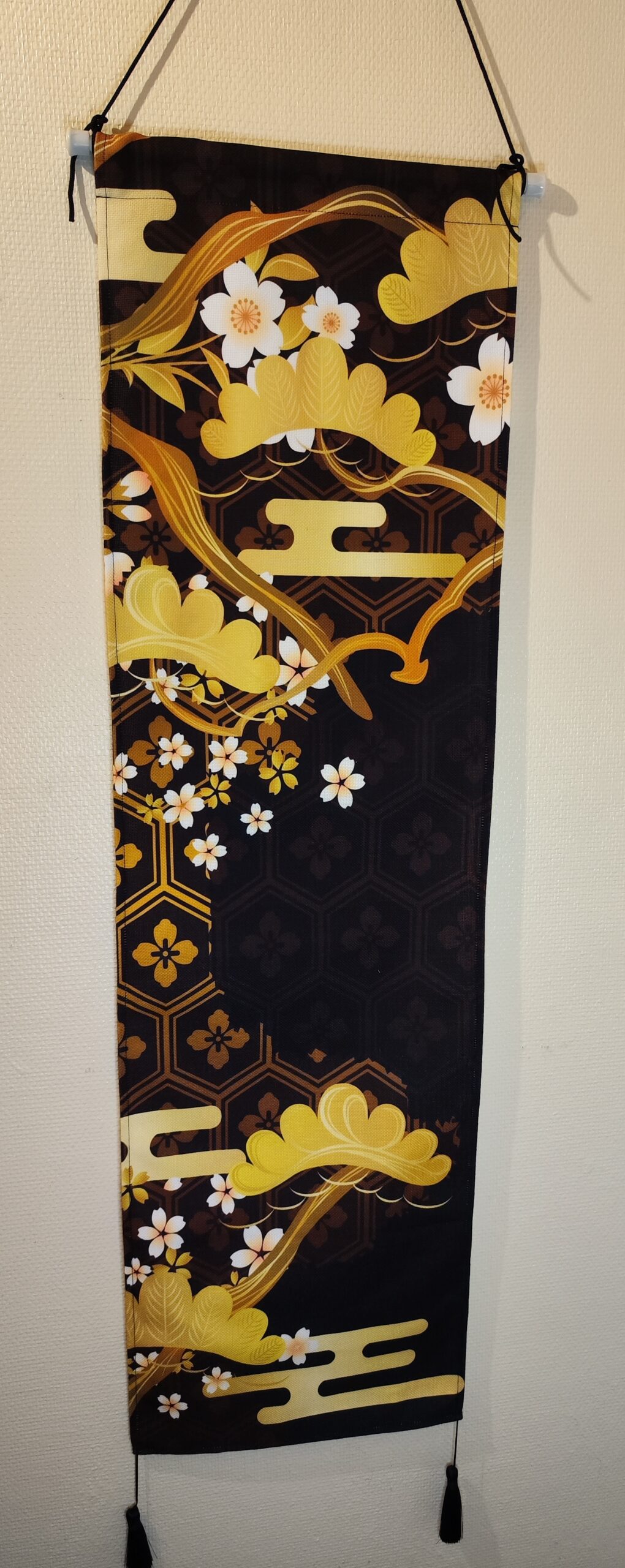 Kakemono textile japonais – Nuages dorés & fleurs de sakura