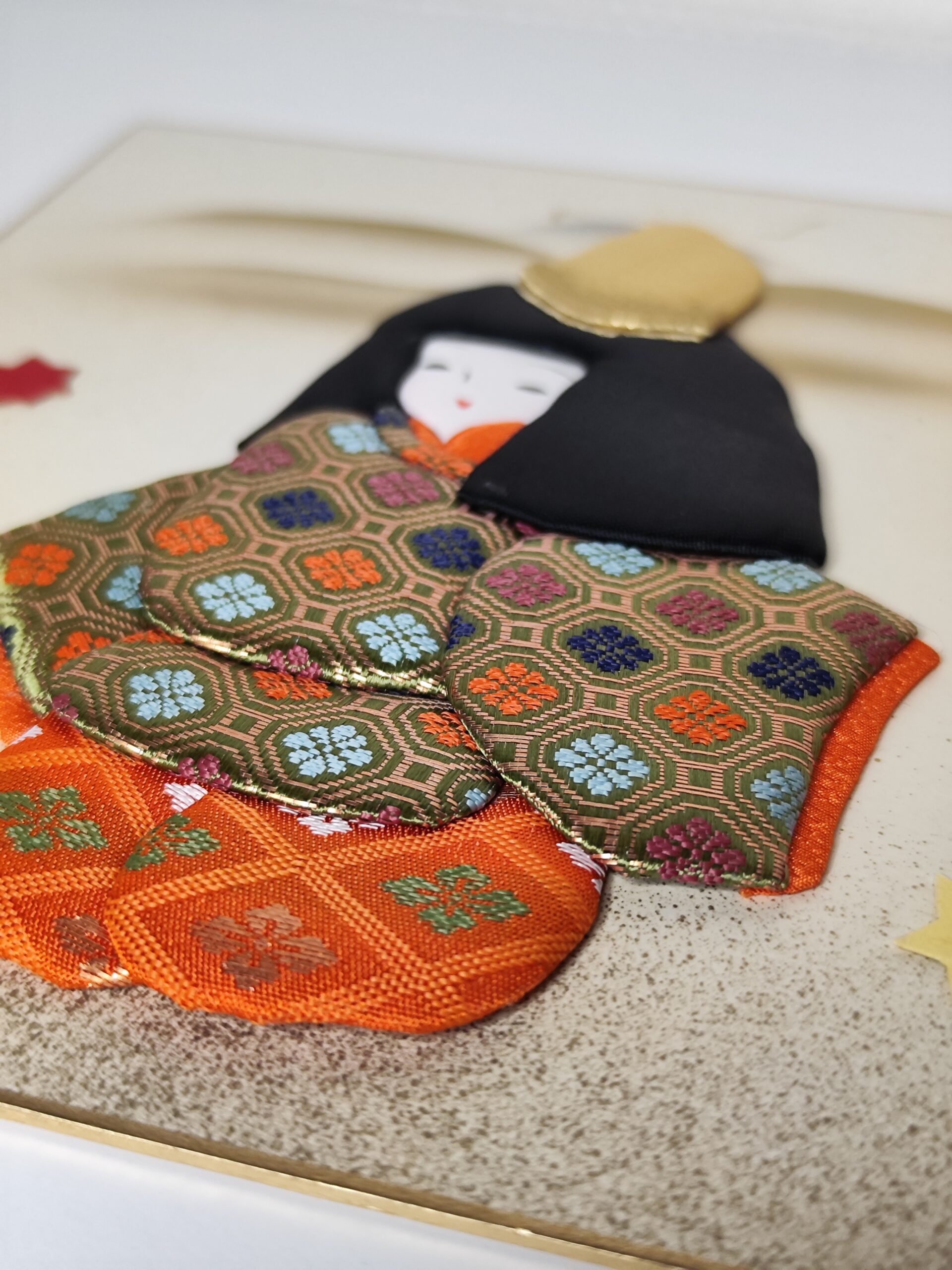 Shikishi japonais – Poupée tradi en kimono brodé – Image 2