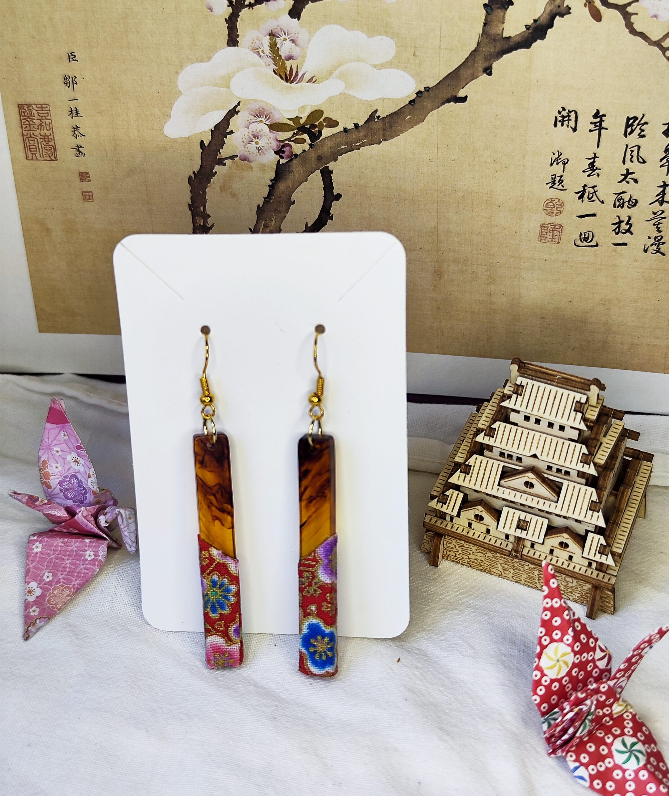 Boucles d'oreilles pendantes ambré motif floral rouge japonais – Image 2