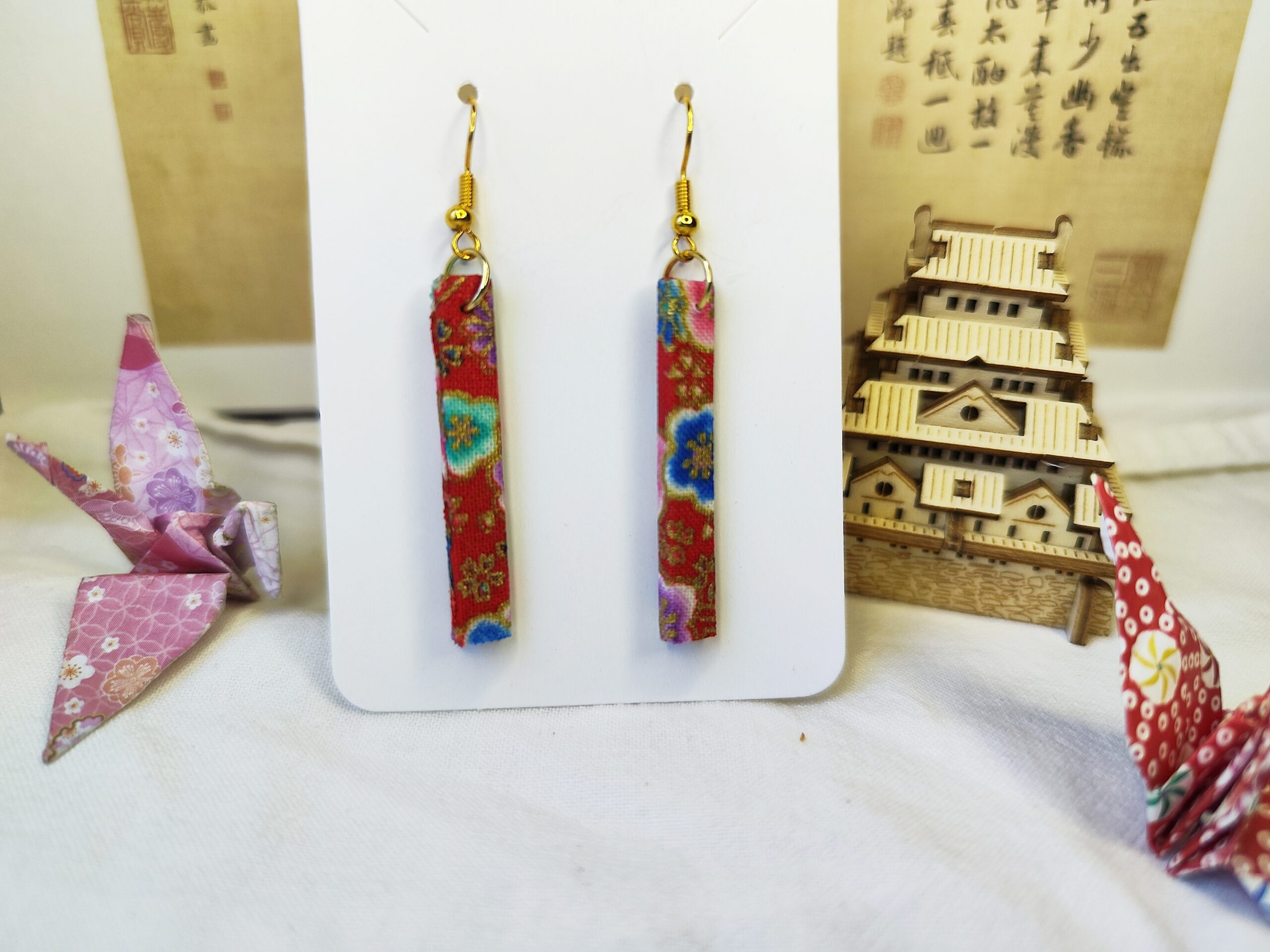 Boucles d’oreilles pendantes motif floral rouge japonaise (1)