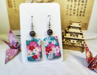 Boucles d’oreilles pendantes argentées, au motif floral bleu japonais, avec perle noire