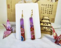 Boucles d’oreilles pendantes rosées motif floral rouge japonais