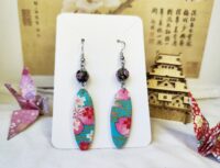 Boucles d’oreilles pendantes argentées, au motif floral bleu japonais, avec perle noire