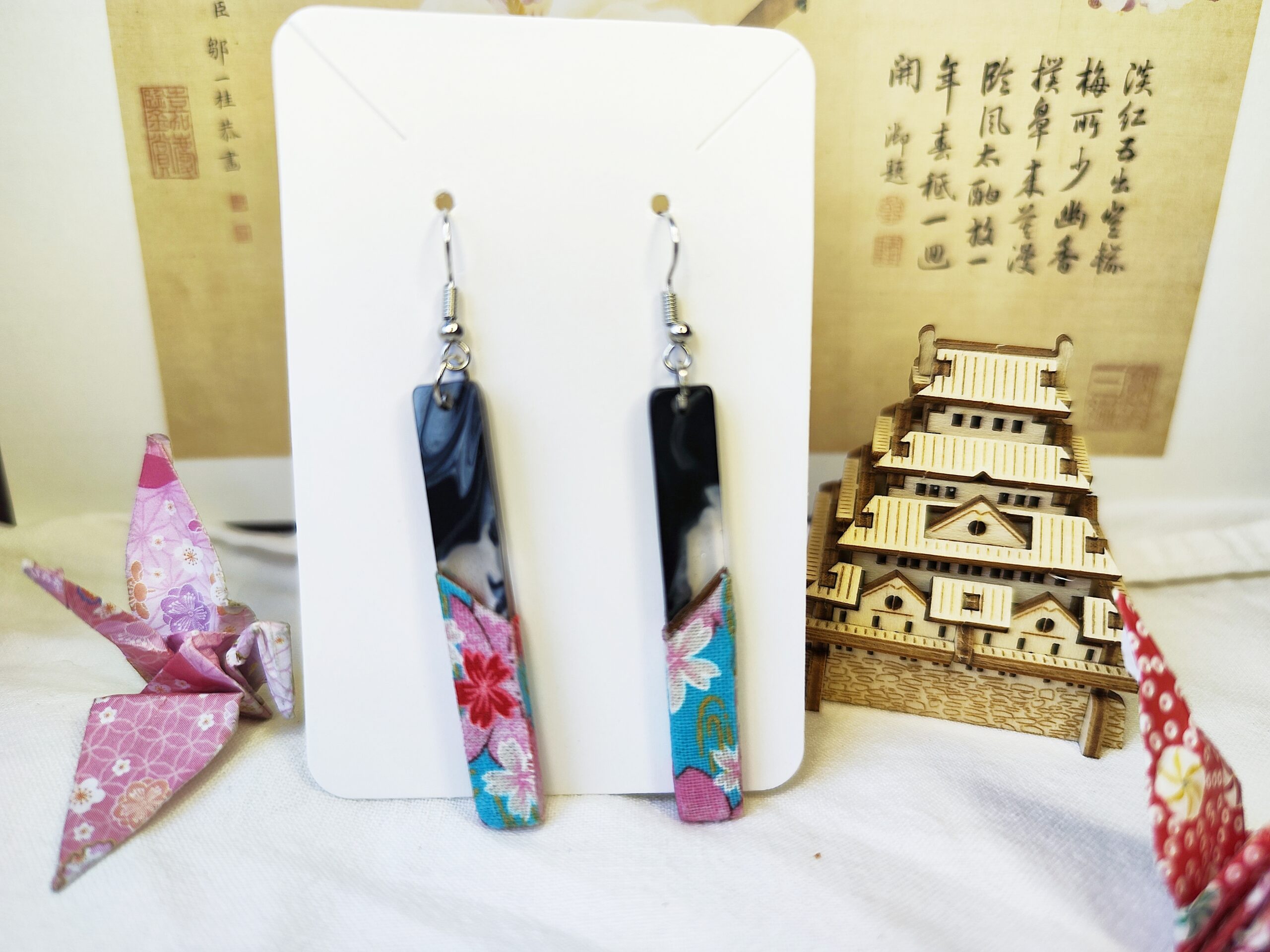 Boucles d’oreilles pendantes noires au motif floral bleu japonais