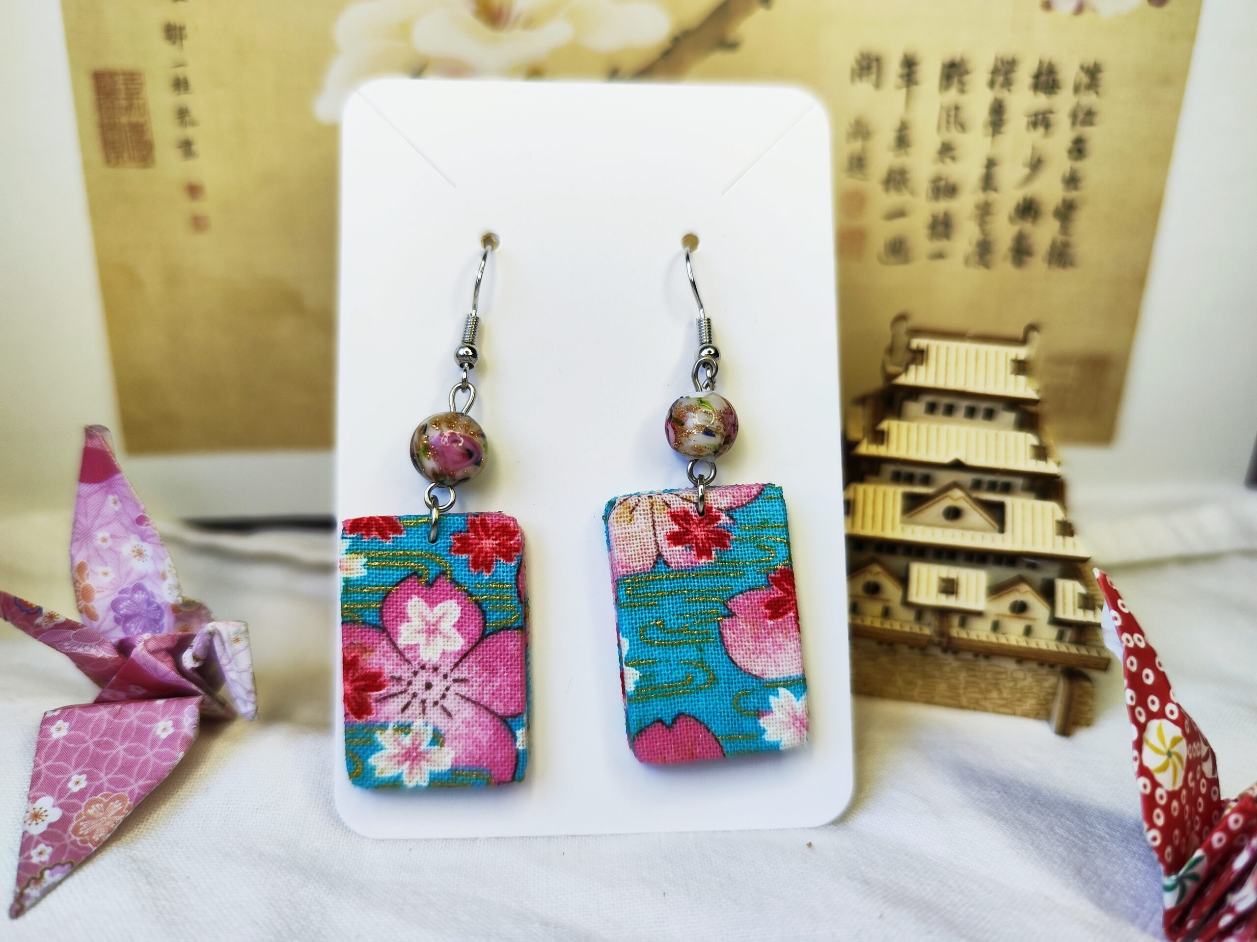 Boucles d’oreilles pendantes argentées, au motif floral bleu japonais, avec perle rose