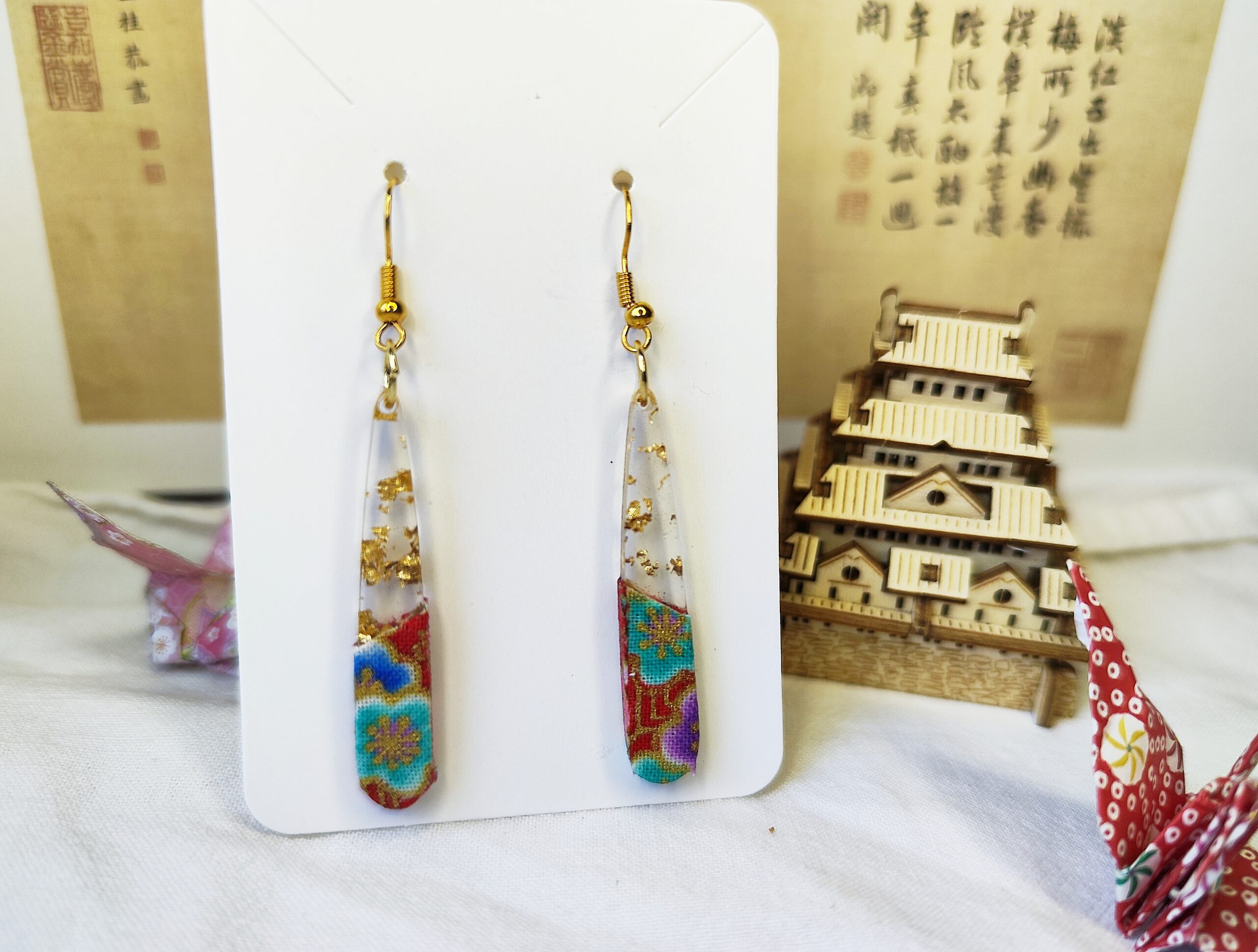 Boucles d’oreilles pendantes dorées au motif floral rouge japonais
