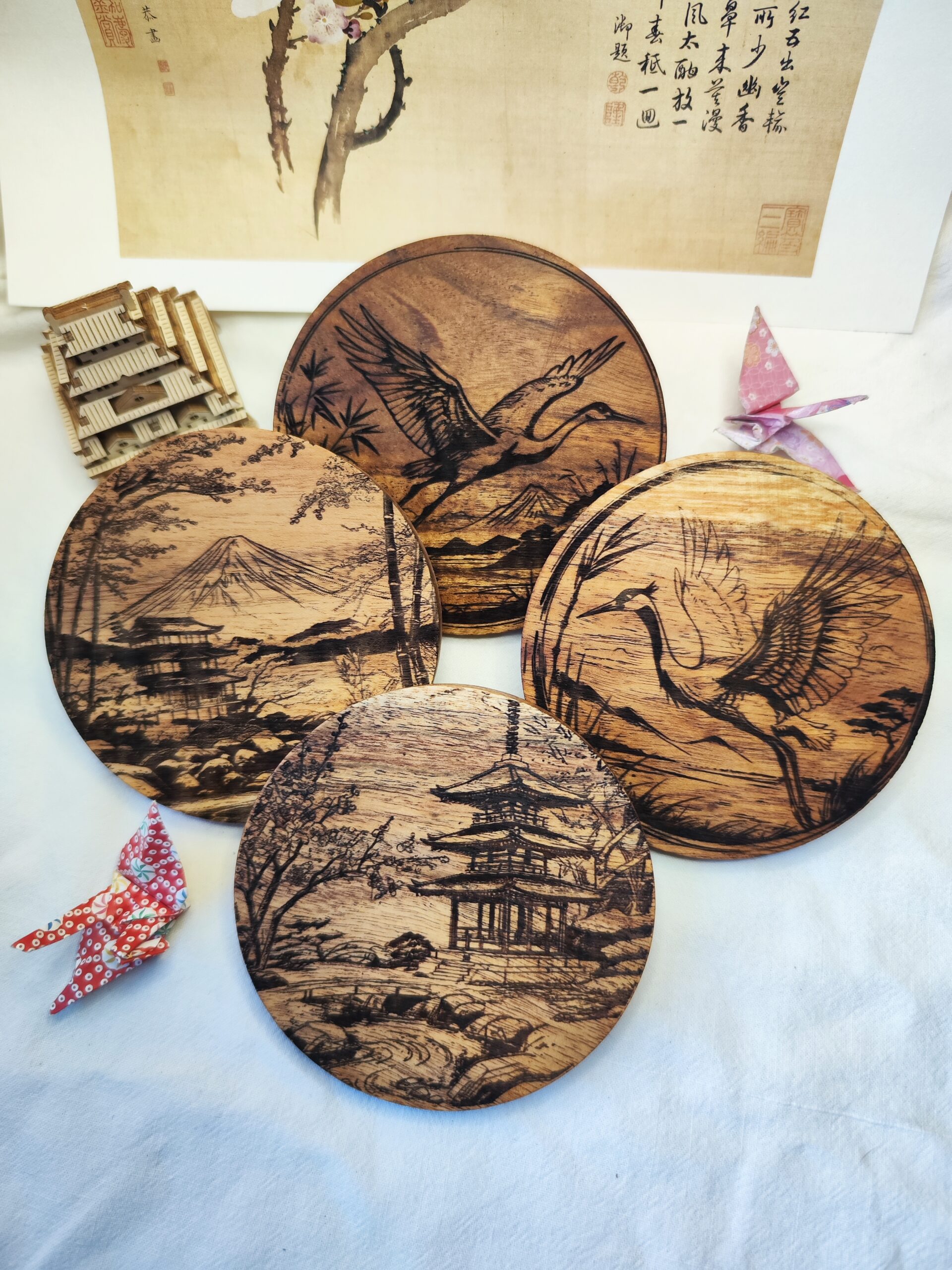 Lot de 4 sous verres en bois gravés - paysage Japonais – Image 2